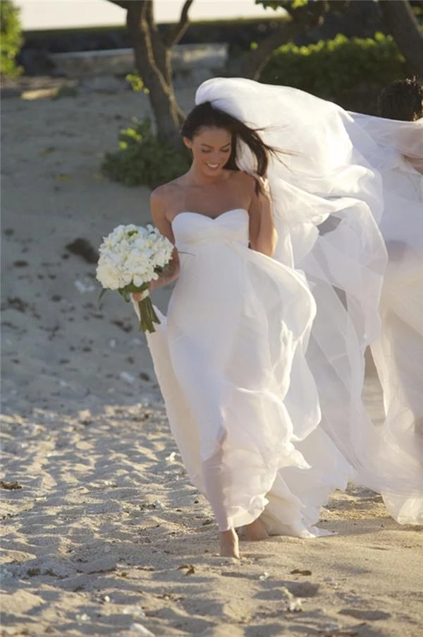 Megan Fox'un uğruna evliliğini bitirdiği aşkı, ünlü yıldızı sırtında taşıdı