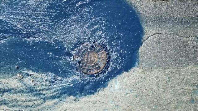 Rögardan taşan mavi su, ilçe sakinlerini tedirgin etti Rögardan taşan mavi su, ilçe sakinlerini tedirgin etti