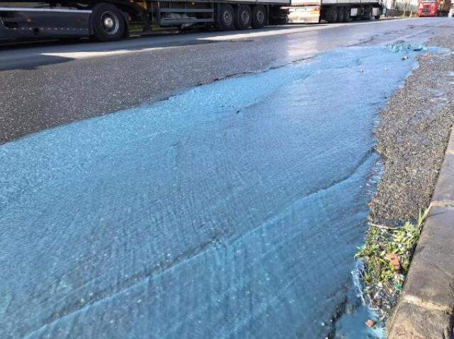Rögardan taşan mavi su, ilçe sakinlerini tedirgin etti Rögardan taşan mavi su, ilçe sakinlerini tedirgin etti