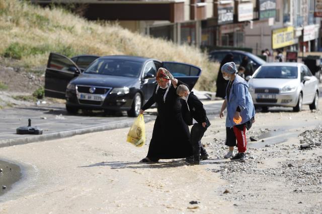 Son Dakika: Caddeleri sel bastı, araçlar sürüklendi! Ankara yağmura teslim Son Dakika: Caddeleri sel bastı, araçlar sürüklendi! Ankara yağmura teslim