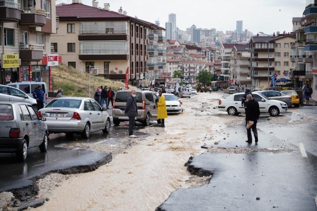 Son Dakika: Caddeleri sel bastı, araçlar sürüklendi! Ankara yağmura teslim Son Dakika: Caddeleri sel bastı, araçlar sürüklendi! Ankara yağmura teslim