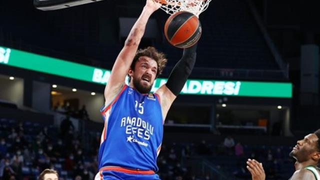 Anadolu Efes ile EuroLeague kazanan Sertaç, Avrupa devi Barcelona'ya transfer oldu