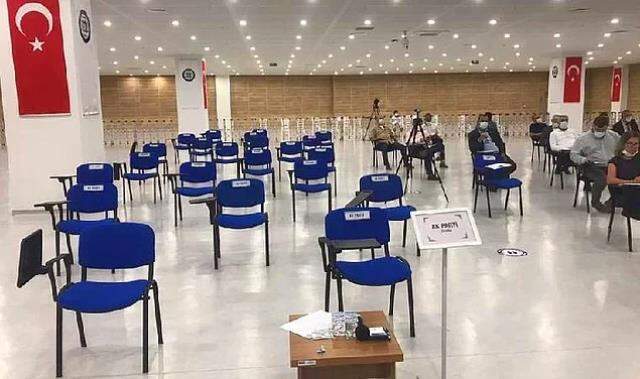 Muğla belediyesinde Atatürk'e hakaret eden imam kınandı, AK Parti ve MHP'liler salonu terk etti Muğla belediyesinde Atatürk'e hakaret eden imam kınandı, AK Parti ve MHP'liler salonu terk etti