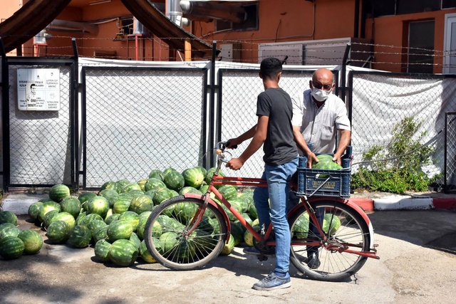 Tarsus Belediyesi, 15 ton karpuzu halka ücretsiz dağıttı Tarsus Belediyesi, 15 ton karpuzu halka ücretsiz dağıttı