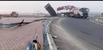 Yoldan çıkarak viyadükte askıda kalan tırın sürücüsü yaralandı