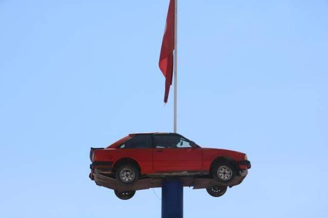 1984 model otomobili iş yerinin çatısına koydu! Gören dönüp bir daha bakıyor