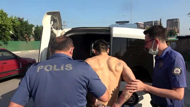 Evini ateşe verip bıçak ve satırla balkona çıkan genç ortalığı birbirine kattı