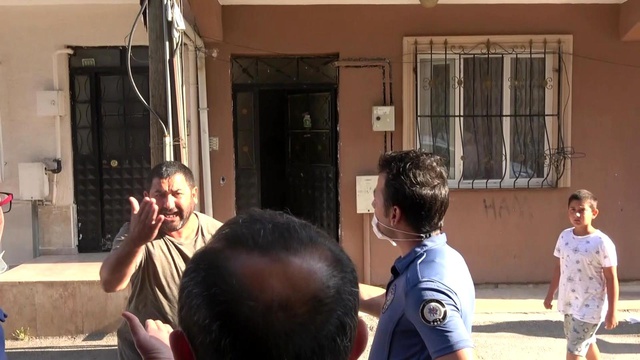 Evini ateşe verip bıçak ve satırla balkona çıkan genç ortalığı birbirine kattı