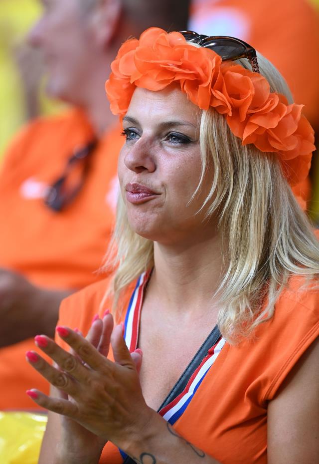 EURO 2020 C Grubu'nda Hollanda-Ukrayna maçı, tribünlerde renkli görüntülere sahne oldu