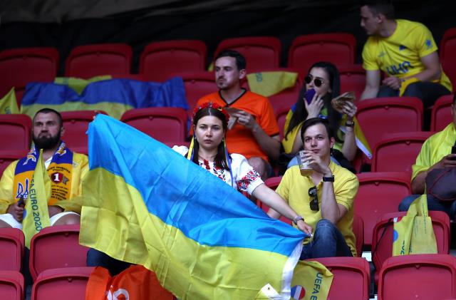 EURO 2020 C Grubu'nda Hollanda-Ukrayna maçı, tribünlerde renkli görüntülere sahne oldu