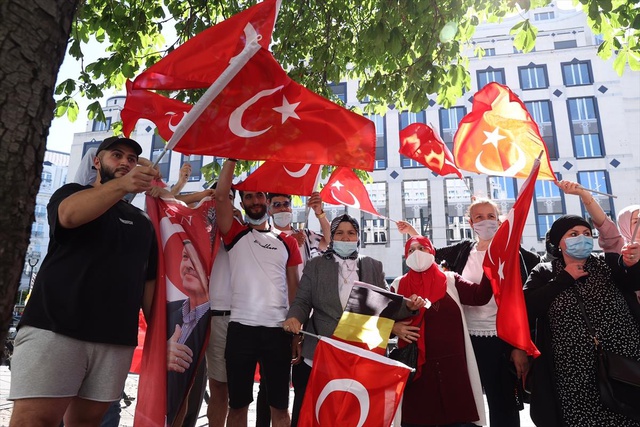 NATO zirvesi için Brüksel'e giden Cumhurbaşkanı Erdoğan'ın kalacağı otelin önünde sevgi gösterisi NATO zirvesi için Brüksel'e giden Cumhurbaşkanı Erdoğan'ın kalacağı otelin önünde sevgi gösterisi