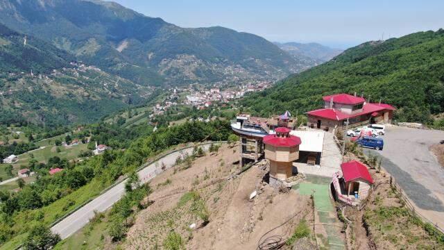 Dağın yamacındaki tekne turistlerin ilgi odağı oldu