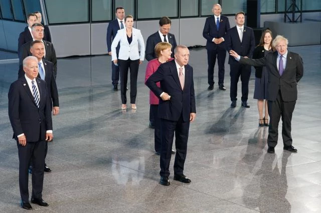 Erdoğan ve diğer liderler, NATO Zirvesi'nde ''aile fotoğrafı'' çekimine katıldı