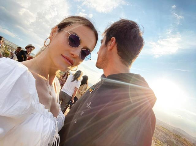 Oyuncu İbrahim Çelikkol, eşiyle öpüşme pozunu paylaştı