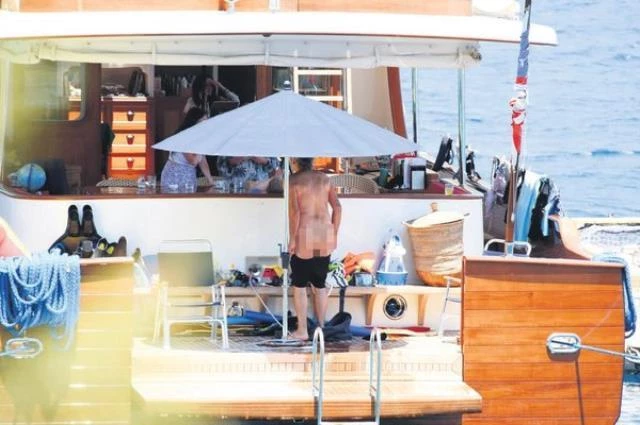 Yönetmen Sinan Çetin, teknede uluorta soyunarak üstünü değiştirdi