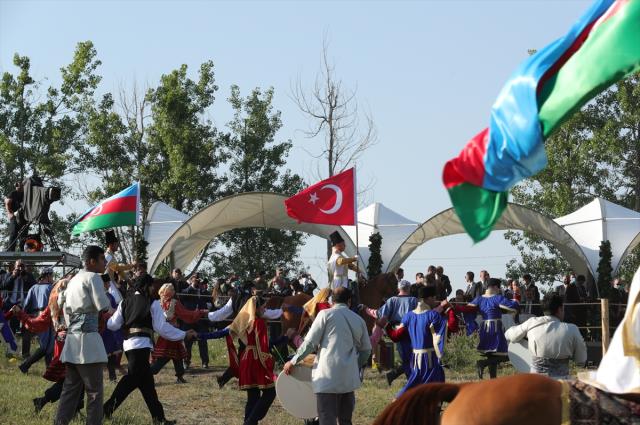 Cumhurbaşkanı Erdoğan'a Azerbaycan'da büyük sürpriz! Aliyev at hediye etti
