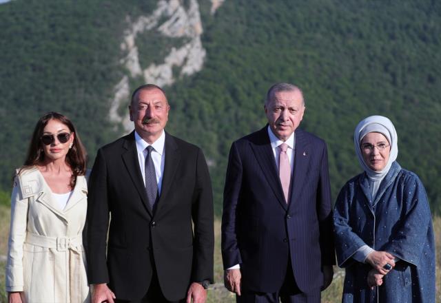 Cumhurbaşkanı Erdoğan'a Azerbaycan'da büyük sürpriz! Aliyev at hediye etti