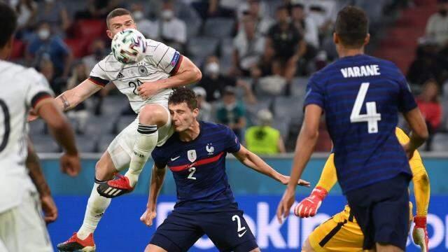 EURO 2020'de yürekler yine ağza geldi! Pavard'ın yerde kaldığı an herkesi tedirgin etti