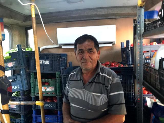 Görenler hayrete düştü! Halk otobüsünü seyyar bakkal ile manava çevirdi Görenler hayrete düştü! Halk otobüsünü seyyar bakkal ile manava çevirdi