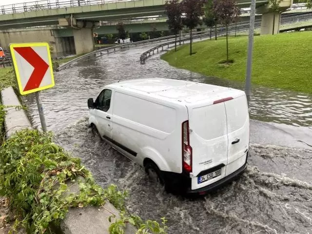 Meteoroloji uyarmıştı! İstanbul sağanak yağışa teslim oldu, araçlar sular altında kaldı