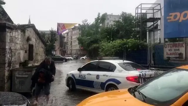 Meteoroloji uyarmıştı! İstanbul sağanak yağışa teslim oldu, araçlar sular altında kaldı