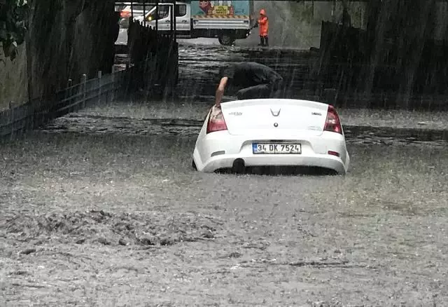 Meteoroloji uyarmıştı! İstanbul sağanak yağışa teslim oldu, araçlar sular altında kaldı