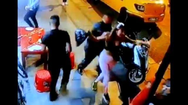 'Yan bakma' kavgasında kan aktı! Genç kızın çabaları kavgayı ayırmaya yetmedi 'Yan bakma' kavgasında kan aktı! Genç kızın çabaları kavgayı ayırmaya yetmedi