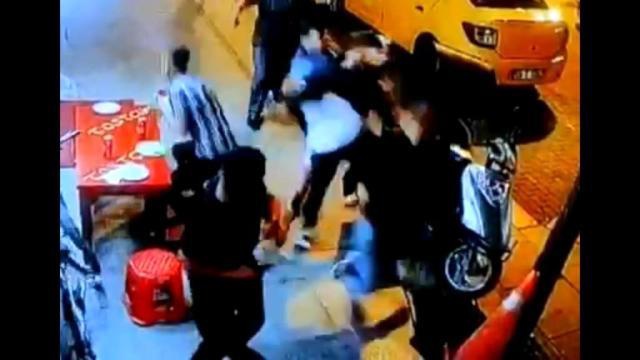 'Yan bakma' kavgasında kan aktı! Genç kızın çabaları kavgayı ayırmaya yetmedi 'Yan bakma' kavgasında kan aktı! Genç kızın çabaları kavgayı ayırmaya yetmedi