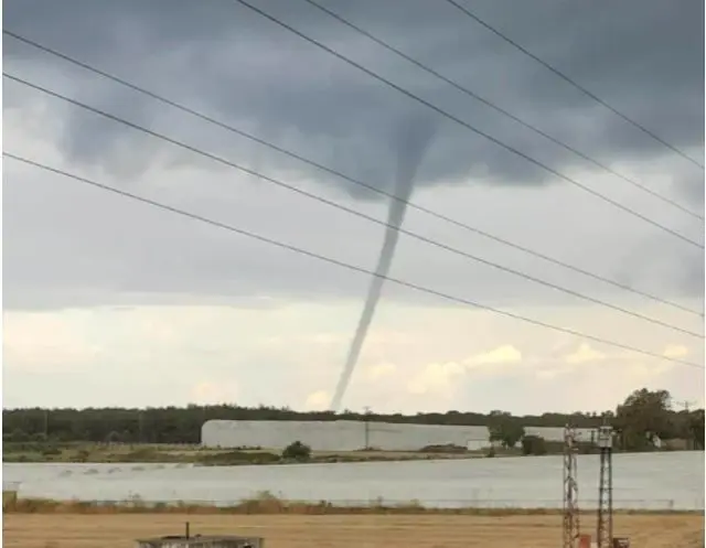 Antalya'da yağan yağmur, beraberinde hortum getirdi! Korku dolu anlar kaydedildi