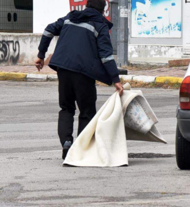 Balkonda halı çırpan kadın beton zemine düşerek feci şekilde can verdi Balkonda halı çırpan kadın beton zemine düşerek feci şekilde can verdi