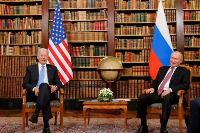 Dünya bu zirveye kilitlendi! ABD Başkanı Biden ve Putin görüşme öncesi poz verdi