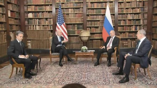 Dünya bu zirveye kilitlendi! ABD Başkanı Biden ve Putin görüşme öncesi poz verdi