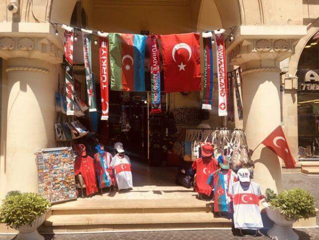 İstanbul değil Bakü! A Millilerin Galler maçı öncesi sokaklar şölen yerine döndü İstanbul değil Bakü! A Millilerin Galler maçı öncesi sokaklar şölen yerine döndü
