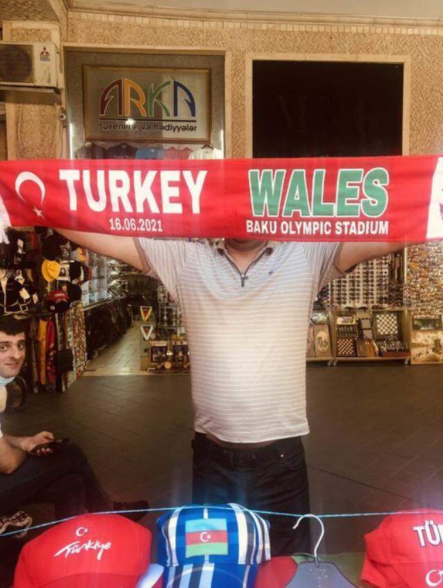 İstanbul değil Bakü! A Millilerin Galler maçı öncesi sokaklar şölen yerine döndü İstanbul değil Bakü! A Millilerin Galler maçı öncesi sokaklar şölen yerine döndü
