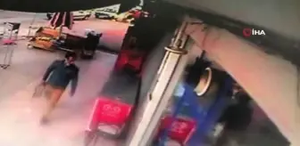 Market önündeki paketli gazetelerin çalınması kamerada
