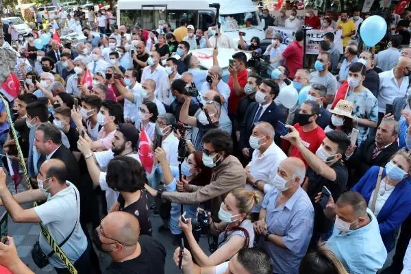 Adana'da parti il binasını açan İnce'den afişlerini indirdiğini iddia ettiği Zeydan Karalar'a mesaj: Bir gün lazım olur