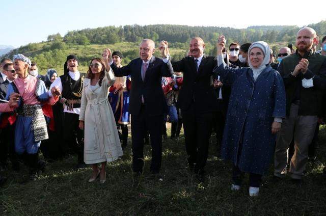 Aliyev kendini tutamayıp oynadı, Cumhurbaşkanı Erdoğan alkış tuttu! Aliyev kendini tutamayıp oynadı, Cumhurbaşkanı Erdoğan alkış tuttu!