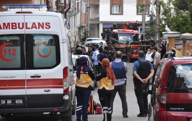 Rahatsız ettiği kadını evin içinde rehin alan adam zorla ikna edildi Rahatsız ettiği kadını evin içinde rehin alan adam zorla ikna edildi