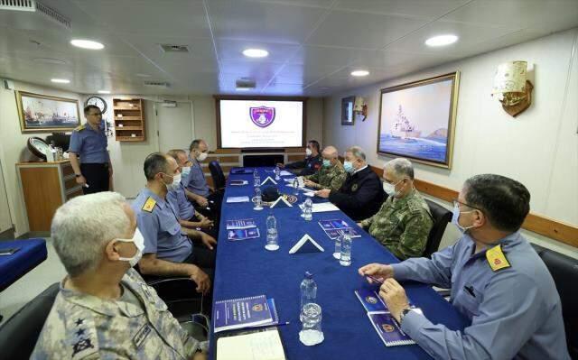 Atmaca füzesinin isabetli vuruşunda harekat merkezinde büyük coşku yaşandı