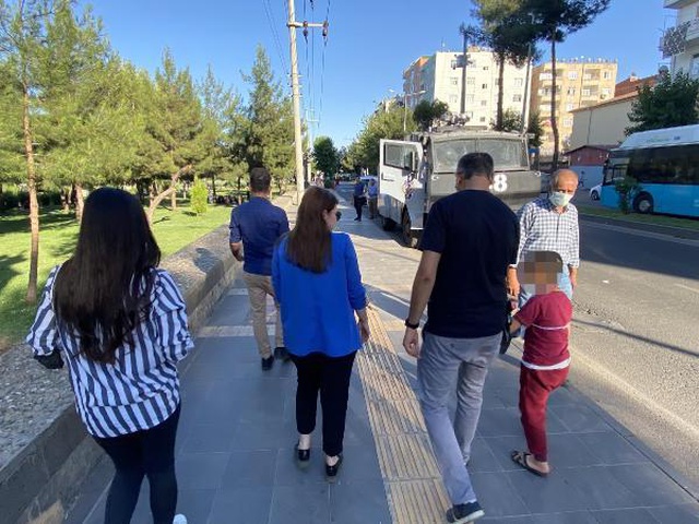 Diyarbakır'da işitme engelli baba, çocuklarına şiddet uygulayan eşini işaret diliyle polise şikayet etti Diyarbakır'da işitme engelli baba, çocuklarına şiddet uygulayan eşini işaret diliyle polise şikayet etti