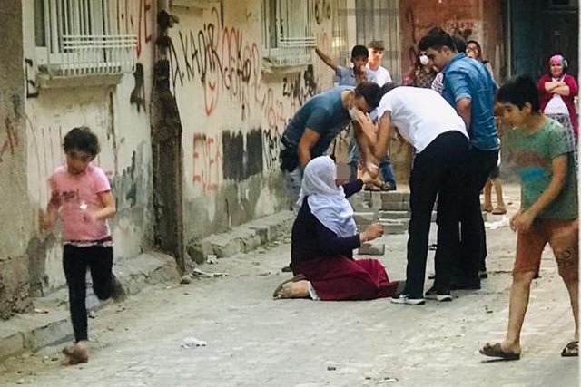 Diyarbakır'da işitme engelli baba, çocuklarına şiddet uygulayan eşini işaret diliyle polise şikayet etti Diyarbakır'da işitme engelli baba, çocuklarına şiddet uygulayan eşini işaret diliyle polise şikayet etti