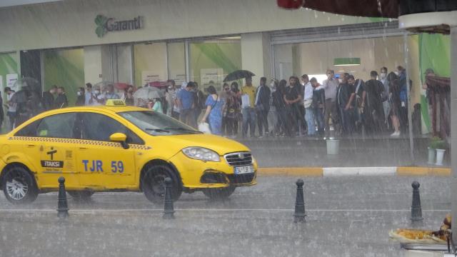 Sağanak yağış sonrası Galata'da sokaklar adeta nehri andırdı