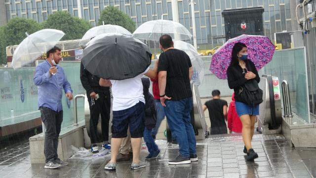 Sağanak yağış sonrası Galata'da sokaklar adeta nehri andırdı