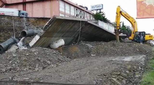 Şiddetli yağışın ardından Başakşehir'de istinat duvarı çöktü! Ekipler olay yerine geldi Şiddetli yağışın ardından Başakşehir'de istinat duvarı çöktü! Ekipler olay yerine geldi