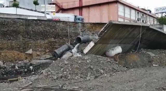 Şiddetli yağışın ardından Başakşehir'de istinat duvarı çöktü! Ekipler olay yerine geldi Şiddetli yağışın ardından Başakşehir'de istinat duvarı çöktü! Ekipler olay yerine geldi