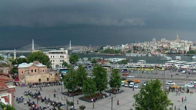 Son Dakika! İstanbul'da gün geceye döndü, pek çok ilçede şiddetli sağanak yağış başladı