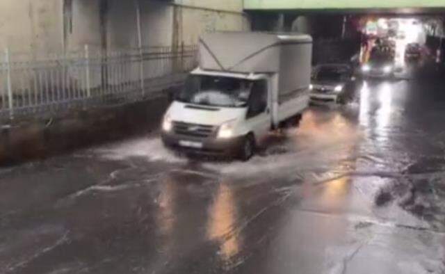 Son Dakika! İstanbul'da gün geceye döndü, pek çok ilçede şiddetli sağanak yağış başladı