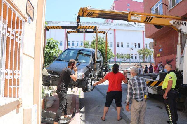 Gazla pedal karışınca olanlar oldu! Apartmana dalan otomobilini bırakıp kaçtı Gazla pedal karışınca olanlar oldu! Apartmana dalan otomobilini bırakıp kaçtı