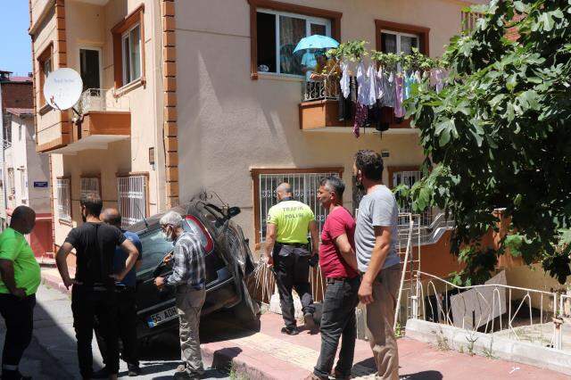 Gazla pedal karışınca olanlar oldu! Apartmana dalan otomobilini bırakıp kaçtı Gazla pedal karışınca olanlar oldu! Apartmana dalan otomobilini bırakıp kaçtı