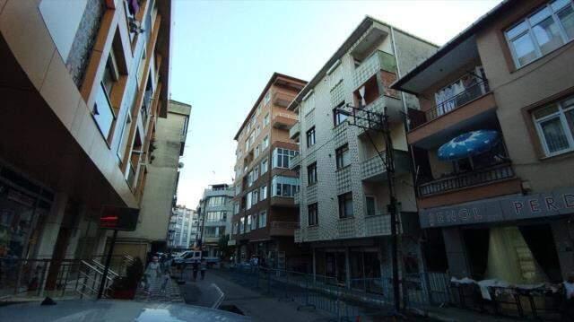 Pendik'te depremin ardından hasar oluşan 4 katlı bina tahliye edildi